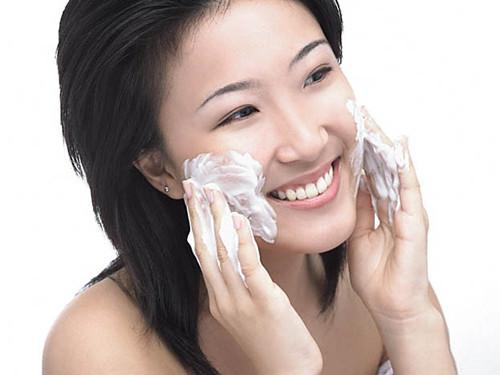 Với những người có làn da khô, làn da của họ thường bị ngứa, bong tróc, cảm giác da bị thắt chặt, đặc biệt là sau khi tắm hoặc bơi lội. Ảnh: dasachmun.
