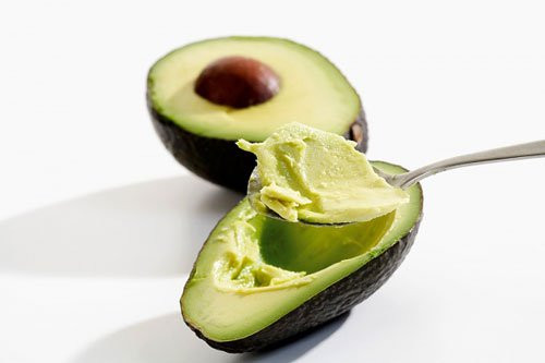Mặt nạ quả bơ, mayonnaise. Quả bơ rất giàu vitamin A và chất chống oxy hóa. Do đó bạn có thể sử dụng bơ để đắp mặt nạ cho tóc. Hãy trộn quả bơ với sốt mayonnaise và dầu oliu sau đó thoa đều lên tóc và để trong vòng 20 phút trước khi xả lại với dầu gội. Hỗn hợp này không chỉ giúp phục hồi sự hư tổn của tóc mà còn tạo độ ẩm cho tóc của bạn.
