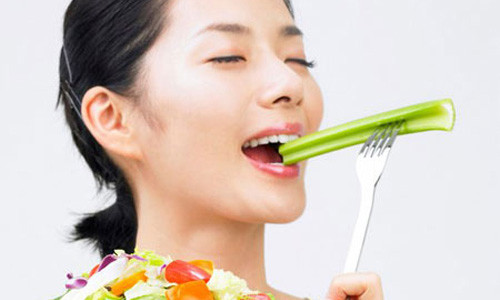 2. Béo phì. U ống nước ấm vào buổi sáng là phương pháp giảm cân khoa học. Nếu bạn không uống nước, các chất béo trong cơ thể sẽ gây cản trở cho quá trình trao đổi chất và đây chính là nguyên nhân khiến trọng lượng cơ thể bị tăng lên. Chức năng tiêu hóa, chức năng nội tiết và cả sự chuyển hóa chất độc hại trong cơ thể cũng cần nước để loại bỏ độc tố trong cơ thể ra ngoài. Nước còn giúp cơ thể bạn tránh bị rối loạn tiêu hóa. Hàng ngày, sau khi ăn khoảng nửa giờ, bạn cũng có thể uống một cốc nước để hỗ trợ quá trình tiêu hóa của cơ thể.