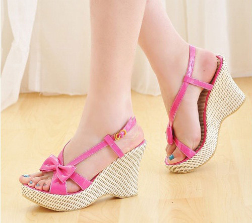 Giày đế xuồng. Giày đế xuồng vừa khắc phục được chiều cao, lại có thể làm từng bước đi trở nên vững chãi hơn và không lo đau chân nếu di chuyển nhiều như guốc cao gót. Ngược lại, cánh màu râu luôn cảm thấy giày đế xuồng làm cho đôi chân người đi trở nên to và thô hơn.