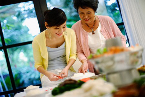 Trong giai đoạn bé còn ăn bột và sữa, mẹ nên luộc qua lấy nước làm cháo, thịt sẽ xay lẫn vào cháo. Điều quan trọng nhất là phải nâú chín kỹ không cho trẻ ăn gỏi cá, hoặc nấu chưa chín kỹ.