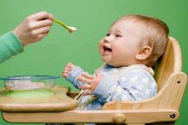 Nếu chế biến không đúng cách, có thể sẽ gây hại đến đường ruột của bé. Vì vậy, mẹ hãy lưu ý đến công đoạn này, vừa phải giữ vệ sinh, vừa nấu làm sao cho hải sản vẫn giữ được dinh dưỡng trong nó.