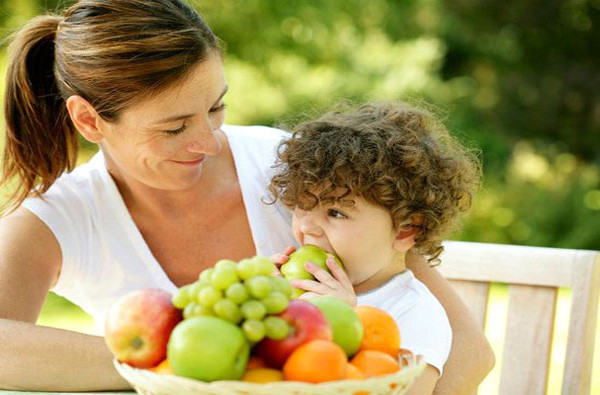 Đối với trẻ dưới 8 tháng tuổi, mẹ nên hấp chín trái cây trước khi ép lấy nước cho bé uống để tránh ngộ độc thực phẩm. Nếu mua nước trái cây, bạn nên chọn loại 100% nguyên chất đã được thanh trùng. Mẹ hãy pha loãng theo tỷ lệ 25% nước trái cây, 75% nước đun sôi để nguội vì nước trái cây chứa nhiều đường, không tốt cho sức khỏe của trẻ.