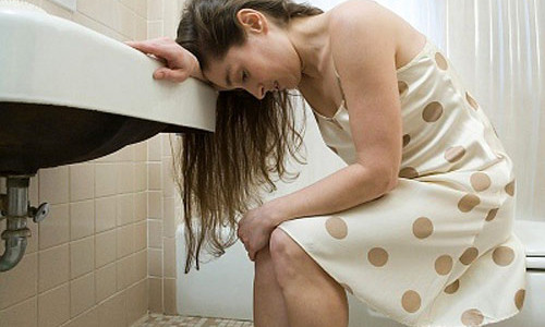 5. Đau bụng. Chứng đau bụng khi đến kỳ thường khiến các bạn gái cảm thấy vô cùng khó chịu. Lúc này bạn có thể cung cấp nước cho cơ thể bằng cách ăn cháo loãng nóng ở nhiệt độ 60 độ. Cháo chứa nhiều nước và cũng giúp bôi trơn dạ dầy, nhiệt độ ấm của cháo sẽ giúp làm giảm các cơn co thắt vùng bụng.