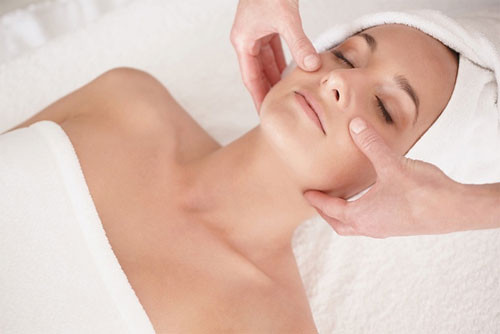 Massage mặt. Nếu đã từng thực hiện ở nhà mà không hiệu quả thì có thể bạn massage sai cách hoặc không duy trì đều đặn. Hãy tạo cho mình thói quen massage mặt hàng ngày để gương mặt được định hình rõ nét. Đây cũng là cách đơn giản vừa giúp tiêu bớt mỡ thừa trên gương mặt, lại vừa căng da, rất tốt cho việc lưu thông máu, giúp bạn có khuôn mặt Vline. Thời gian thuận tiện và tốt nhất là trước khi đi ngủ..