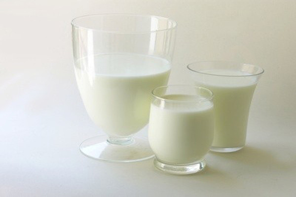 Đau dạ dày. Sữa sau khi vào cơ thể sẽ lên men và kết hợp với các axit cộng với men tiêu hoá có sẵn trong dạ dày. Các thành phần này hợp lại sẽ gây kích ứng những nơi bị viêm loét hoặc lớp niêm mạc trong thành dạ dày, làm cảm giác đau càng tăng lên.