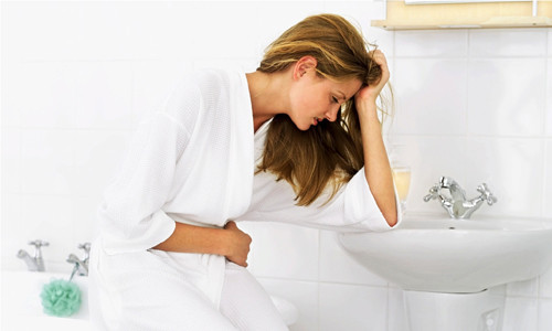 7. Táo bón. Táo bón xuất hiện khi cơ thể bị thiếu nước hoặc quá trình bài tiết kém. Những người mắc chứng táo bón cần phải uống nhiều nước hơn, nên uống từng ngụm to và nuốt, sau đó tiếp tục lấy hơi và uống ngụm khác. Làm như vậy sẽ có tác dụng kích thích nhu động ruột, đẩy nhanh quá trình bài tiết và chữa táo bón.