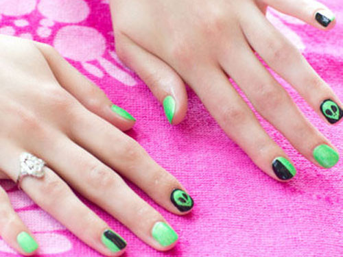 Nail mùa xuân tan vỡ. Tô nền màu xanh lá cho móng trước, sau đó dùng bút kim màu đen vẽ hình, rồi vẽ mặt người, tiếp tục vẽ thêm hình và thế là bộ nail mùa xuân tan vỡ hoàn thành.