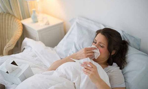 3. Cảm cúm. Cách nhanh nhất để giải cảm chính là bạn hãy uống thật nhiều nước. Nước được cung cấp vào cơ thể sẽ thoát ra ngoài theo đường mồ hôi do nhiệt độ cơ thể tăng cao. Càng uống nhiều nước thì mồ hôi toát ra càng nhiều và chất độc cũng theo đó được bài tiết ra ngoài giúp hạ nhiệt cơ thể.