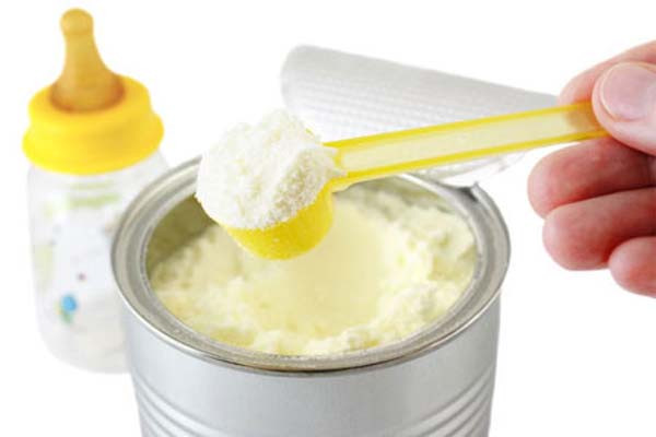 Sữa cũng là môi trường thuận lợi để các loại vi khuẩn phát triển. Do vậy sữa khi đưa vào sử dụng cần đảm bảo không bị nhiễm bẩn hay biến chất. Để đảm bảo an toàn, khi mua sữa cần lưu ý kiểm tra xem sữa còn hạn sử dụng không, vỏ hộp sữa có bị méo mó hay phồng rộp không.