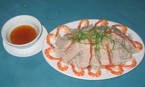 Gỏi củ chuối. Loại củ chuối làm gỏi ngon là từ cây chuối hột, bởi với các loại chuối thông thường, phần củ không giàu giá trị dinh dưỡng bằng, riêng chuối hột có nhiều tác dụng trị bệnh (theo dân gian, giúp ngừa sỏi thận, trị khó tiêu, giải độc, lợi tiểu…). Gỏi củ chuối là món ăn dễ làm, có thể dùng trong bữa ăn hằng ngày hoặc vào dịp lễ tiệc, do mùi vị thanh, không ngán, không chứa nhiều đường và dầu mỡ.