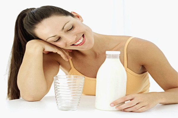Người mắc bệnh máu nhiễm mỡ. Do phải giảm lượng cholesterol trong máu, những người bị bệnh này nên hạn chế dùng sữa, hoặc nếu có yêu thích thì hãy chọn loại sữa đã tách kem. Ngay cả những loại chứa thành phần sữa như sữa chua hay pho mát cũng nên chọn loại làm từ sữa gầy hoặc sữa có hàm lượng chất béo chỉ 1-2%.