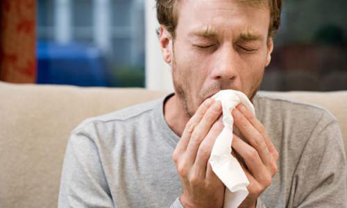4. Ho. Nếu bạn bị kho và cảm thấy nghẹt thở, khó chịu, hãy uống nhiều nước để pha loãng đờm, điều này sẽ giúp bạn ho được dễ dàng hơn. Nước cũng nhanh chóng đào thải chất độc có hại giúp làm dịu khí quản, giảm tần số lần ho.