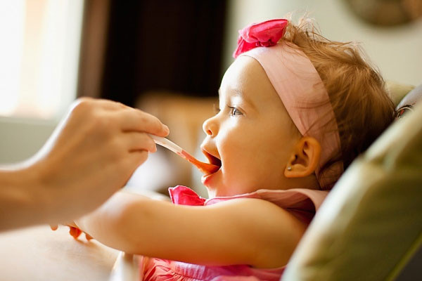 Nếu chỉ uống sữa không thì các cơ quan khác sẽ lười hoạt động, ví dụ cơ hàm không cần làm việc, tuyến tiêu hóa cũng giảm dẫn đến việc trẻ lớn lên có nguy cơ biếng ăn. Hãy luyện cho bé ăn những thức ăn khác để bé không còn bỡ ngỡ khi đến tuổi nhà trẻ.