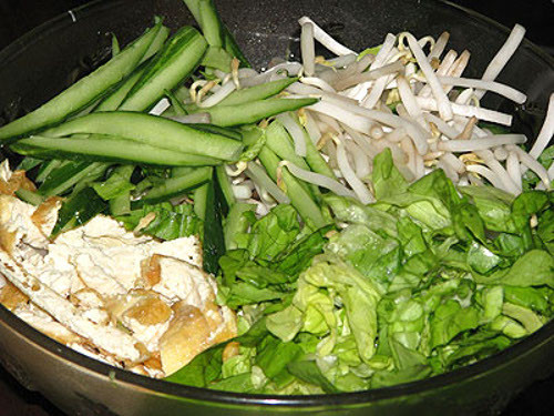Salad rau diếp và đậu phụ: Đậu phụ khô phun nước ấm, đợi ướt mềm thái thành sợi, chần qua nước sôi, vớt ra để nguội. Rau diếp rửa sạch, thái sợi, chần qua nước sôi, vớt ra để nguội. Cho hai loại rau diếp và đậu phụ vào đĩa, rưới dầu ớt vào.