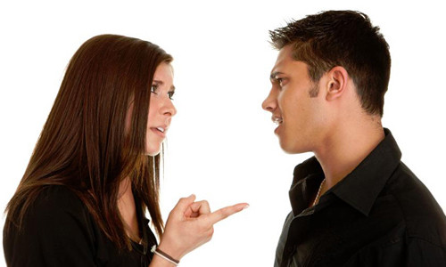 8. Cáu giận. Trạng thái tâm lý của con người có liên kết với não bộ và thật bất ngờ là việc uống nước cũng có liên quan chặt chẽ đến việc điều khiển những trạng thái tâm lý này. Não bộ có thể tạo ra hai loại hormone có tên là "hormone hạnh phúc" và chất adrenaline thường được gọi là " hormones đau khổ". Khi một người bị khó chịu, các chất adrenaline sẽ tăng, nhưng ta có thể điều tiết tình trạng này bằng cách uống nhiều nước để điều khiển trạng thái tâm lý của mình.