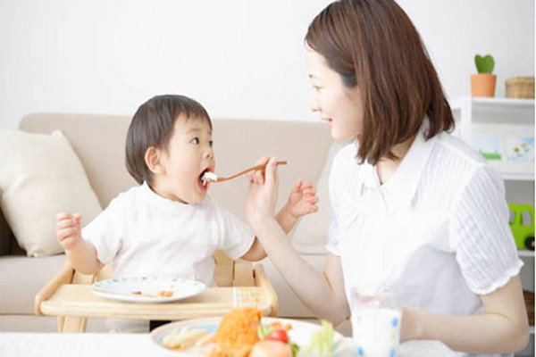 Thời gian. Do hải sản thường gây dị ứng. Vậy nên, bạn hãy cho bé ăn từ tháng thứ 7 trở lên là tốt nhất, cho ăn từng ít một ở dạng bột sệt hoặc nghiền nhuyễn để bé thích nghi dần. Với những trẻ có cơ địa dị ứng thì các bà mẹ cần thận trọng hơn.