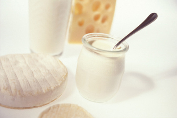 4. Các bà mẹ Việt thường có suy nghĩ cho con ăn sữa chua buổi tối sẽ chẳng ích lợi gì. Điều đó hoàn toàn sai. Sữa chua cũng giàu canxi như sữa, nhưng nhờ có chứa acid lactic và giữ lại canxi nên sữa chua tốt hơn hẳn sữa về vai trò thúc đẩy sự hấp thụ canxi.