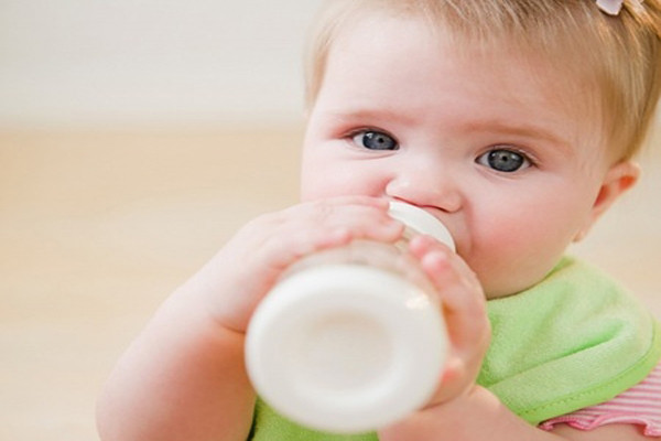 Khi sử dụng, nếu thấy có những biểu hiện bất thường như sữa vón, có mùi khét, chua, có vị đắng thì không dùng và nếu có điều kiện thì thông báo cho nơi bán hàng biết để kịp thời ngăn chặn các vụ ngộ độc do sữa không đảm bảo vệ sinh gây ra.
