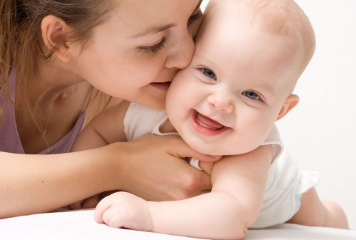 Trên thực tế, không có trẻ nào uống nổi hai lít sữa/ngày vì như vậy lượng nước đưa vào cơ thể sẽ quá nhiều, tuần hoàn máu và tim sẽ phải hoạt động nhiều hơn. Nếu điều chỉnh cho phù hợp với nhu cầu chất đạm, chất béo thì bé cần uống khoảng 1.400ml sữa bò đã pha theo công thức trong 1 ngày.
