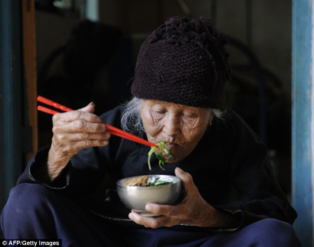 ...trong đó có ít nhất là 3 cụ đã vượt qua số tuổi 110, tương đương với tỷ lệ khoảng 1% so với thống kê trên thế giới