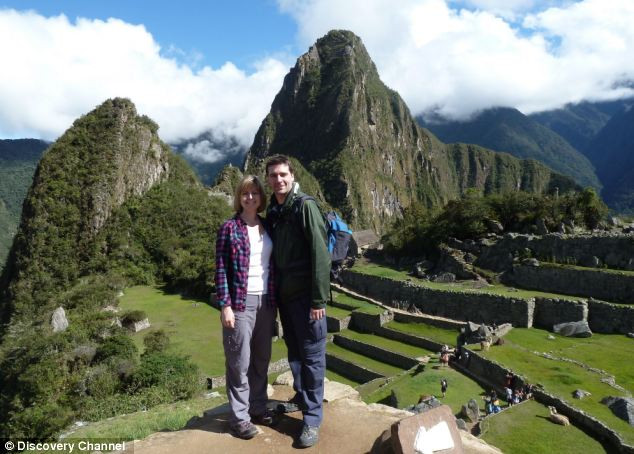 Rochelle Harris, 27 tuổi, sống tại Anh đã bị dòi ăn thịt tấn công trong một chuyến đi nghỉ mát tại Peru.Trên chuyến bay trở về nhà, cô bắt đầu cảm thấy đau đầu dữ dội, chất nhầy nhụa và mủ bắt đầu rỉ ra từ tai cô.