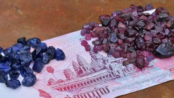 Mỏ Pailin quy mô nhỏ lẻ, khai thác thủ công, cung cấp ra thị trường những viên blue sapphire nhỏ nhưng chất lượng tốt, màu đẹp.