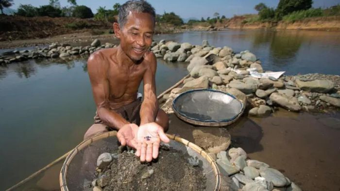 Vào đầu thế kỷ thứ 20, có đến 90% lượng sapphire đẹp trên toàn cầu đến từ mỏ Pailin.