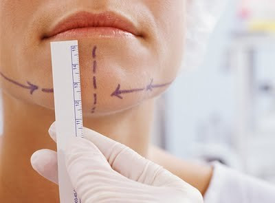 Tuy nhiên, khác với nâng mũi, độn cằm đòi hỏi sức chịu đựng đau đớn cao hơn rất nhiều cũng như tiềm ẩn nhiều những nguy cơ biến chứng.