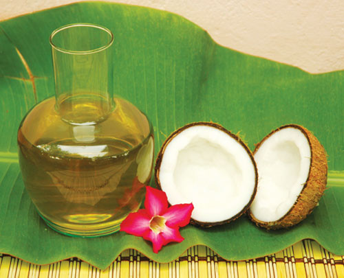 Bí quyết chăm sóc tóc và da của phụ nữ Ấn Độ. Phụ nữ Ấn Độ nổi tiếng thế giới với mái tóc dày mượt, óng ả. Bí quyết của họ chính là dầu dừa. Massage tóc và da đầu với dầu dừa một tuần một lần. Thậm chí, họ còn để dầu dừa lưu lại trên tóc qua đêm để tóc và da đầu thẩm thấu hết các chất dinh dưỡng. Mái tóc của họ nhờ đó mà luôn óng mượt.