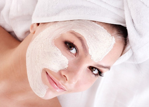 Đắp mặt nạ quá 15 phút. Nhiều người ngộ nhận rằng mặt nạ đắp để dưỡng da vì vậy thời gian càng lâu thì càng hiệu quả . Đây là quan niệm hết sức sai lầm. Phần lớn thời gian đắp mặt nạ đều không quá 15 phút. Nếu bạn đắp mặt quá thời hạn cho phép, miếng đắp mặt nạ gây tác dụng phụ bằng cách nó hút nước từ da của bạn, khiến lỗ chân lông co lại, ảnh hưởng đến sự hô hấp dinh dưỡng của da cũng như quá trình bài tiết của da, khiến da trở nên khô, nhạy cảm hơn.
