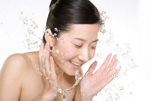 Rửa mặt bằng nước quá nóng. Tắm nước nóng có thể giúp tinh thần trở nên thư thái nhưng lại hoàn toàn không tốt cho da. Nước nóng sẽ lấy đi độ ẩm và chất dầu tự nhiên khiến da trở nên khô, nhăn và đóng vảy. Nên tắm với nước ấm, giới hạn thời gian tắm trong vòng 15 phút và sử dụng các loại xà phòng dưỡng ẩm ít chất tẩy.