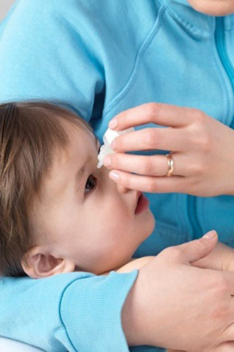 Tuyệt đối không cho bé dùng chung thuốc nhỏ mắt, khăn mặt, bông (hoặc giấy) vệ sinh mắt, thậm chí cả gối ngủ với người nhà.