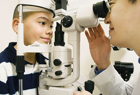 Ngay sau khi bạn phát hiện ra bé mắc chứng đau mắt đỏ, bạn nên nhanh chóng đưa bé đi khám để tìm ra biện pháp điều trị thích hợp. Một số trường hợp, đau mắt đỏ có thể liên quan đến chứng viêm kết mạc, khiến mắt bé bị đau đồng thời gây cản trở thị lực cho bé.