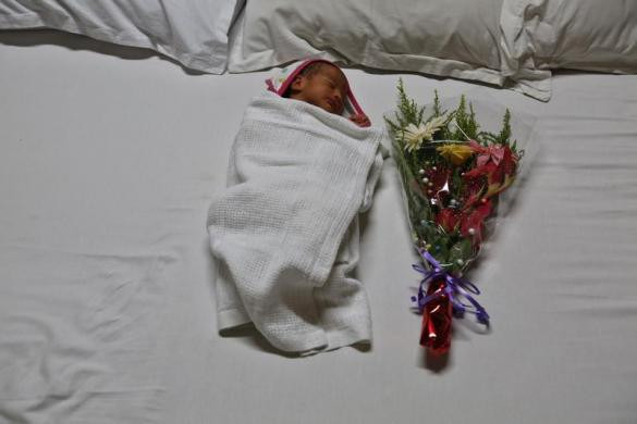 Sau khi chào đời, em bé sẽ chia tay "người mẹ đẻ thuê" để về với cha mẹ mình.