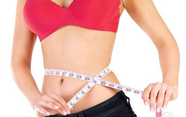 Mẹo dải ruy băng. Nếu các chị em đang có một bữa ăn tối không thể nào từ chối, mà vẫn muốn bản thân ăn từ tốn để giảm cân, hãy thử theo mẹo dải ruy băng. Nghe thì thật kì lạ nhưng mình đã thử và rất thành công. Mình buộc nhẹ 1 dải dây ruy băng quanh eo, không quá chật nhưng cũng không quá lỏng để nó bị rơi xuống. Khi ăn, mình có thể kiểm soát được việc ăn uống, không ăn quá no nhờ dải dây buộc này.