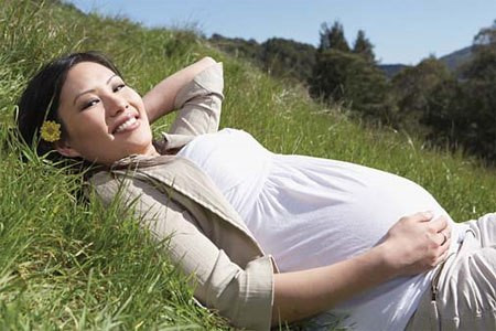 Một kì nghỉ cuối tuần lãng mạn. Tại sao không? Vợ chồng bạn nên lập kế hoạch cho một kì nghỉ cuối tuần khoảng 2-3 ngày ở những địa điểm gần, khu thiên nhiên thoáng mát hoặc một bãi biển lãng mạn. Những cảm xúc chỉ dành cho hai người sẽ trỗi dậy khiến tình yêu của hai người thăng hoa hơn và đối tác sẽ cảm thấy có trách nhiệm hơn với gia đình và với đứa con sắp chào đời trong bụng bạn.