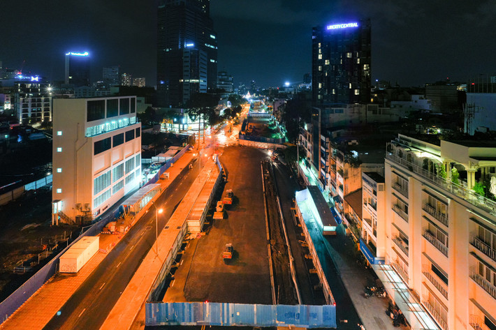 Ban quản lý đường sắt đô thị TP.HCM (MAUR) cho biết đơn vị đang khẩn trương tái lập mặt bằng sau nhiều năm thi công khu vực hầm đào hở trên đường Lê Lợi (quận 1), đoạn từ đường Nguyễn Huệ đến đường Nam Kỳ Khởi Nghĩa. Dự kiến từ 1/4, các nhà thầu rải thảm nhựa cho mặt đường.