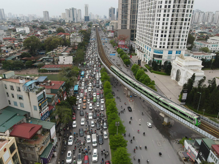 8h, khu vực Ngã Tư Sở (quận Đống Đa) vẫn xảy ra ùn tắc. Dọc đường Nguyễn Trãi, các phương tiện nhích từng chút chờ lên cầu vượt.