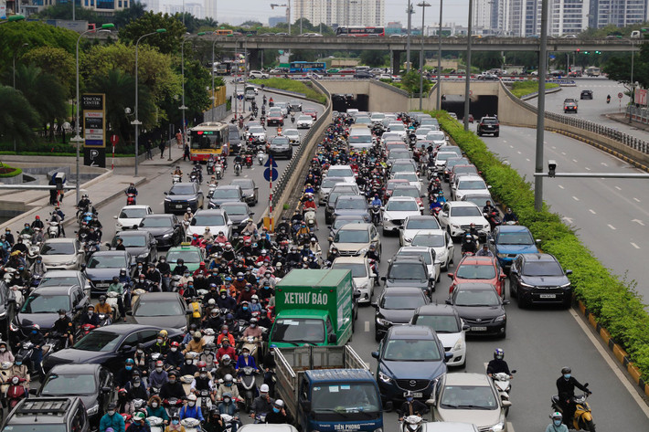 8h20, tại khu vực hầm chui đại lộ Thăng Long ở nút giao Trần Duy Hưng.