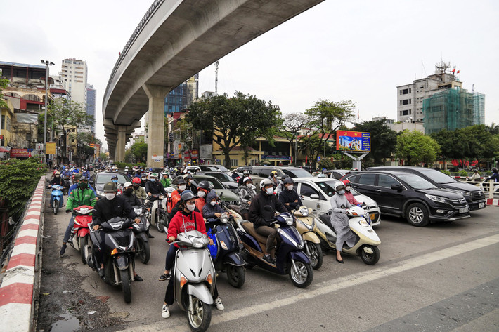 9h, đường Cầu Giấy hướng về Kim Mã, xe cộ vẫn ùn ứ tại nhiều đoạn.