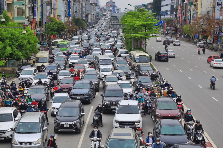 Ô tô nhích từng chút qua nhánh xuống đường trên cao Trường Chinh.
