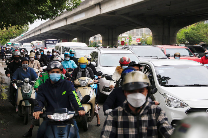 8h, các phương tiện đi lại khó khăn qua nút giao Nguyễn Xiển - Khuất Duy Tiến. “Hàng ngày, tôi mất 30 phút để di chuyển qua đây mặc dù đoạn đường không quá xa”, người đàn ông mặc áo xanh chia sẻ.