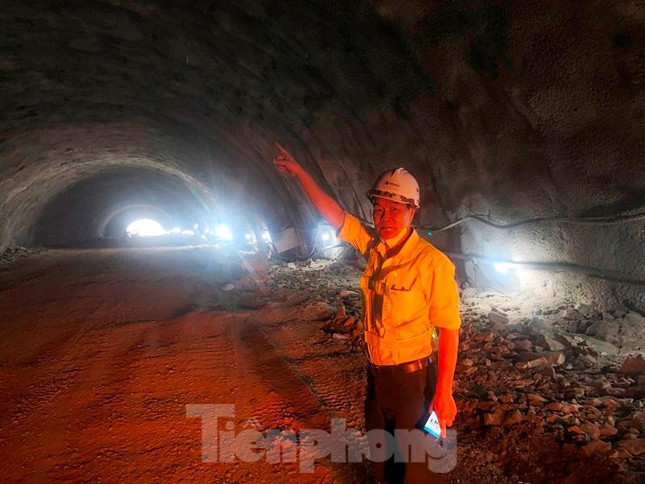 Đưa PV Tiền Phong đi xuyên hầm và khảo sát, ghi nhận công tác thi công ở trong lòng hầm, ông Vũ Sỹ Chiến (ảnh), Phó Giám đốc Ban Điều hành thi công, Tập đoàn Đèo cả cho biết, để mở rộng mặt cắt ngang theo thiết kế, sau khi đục thông được đường ống hầm đầu tiên, đơn vị thi công tiếp tục khoan, cắt, đào hạ để mở rộng lòng hầm.