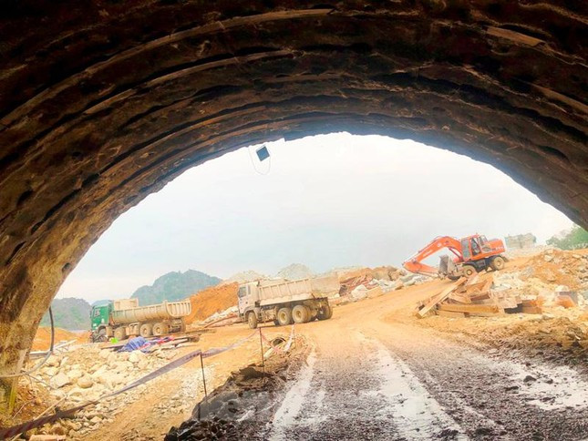 Sau khi hoàn thành việc khoan, đào, lắp đốt bê tông, hầm Thung Thi chiều rộng mặt cắt ngang 14 mét - tương đương 3 làn xe ô tô chạy, cao 8 mét mỗi ống hầm.