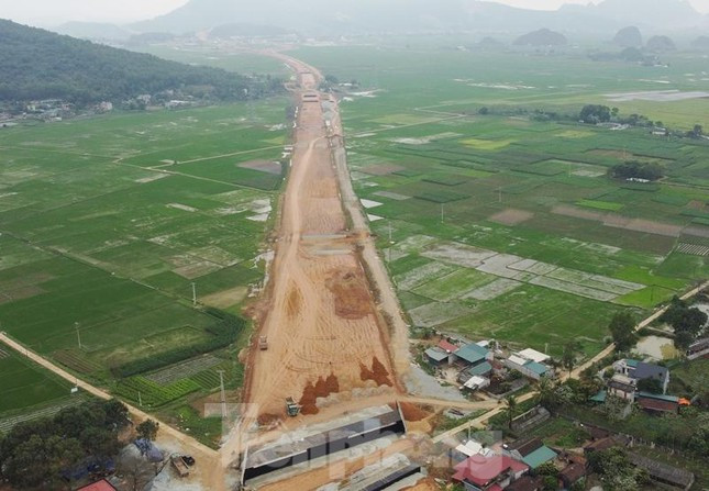Đường cao tốc chạy vào hầm Thung Thi ở hai đầu cũng đang được khẩn trương thi công cho kịp thời gian thông hầm.