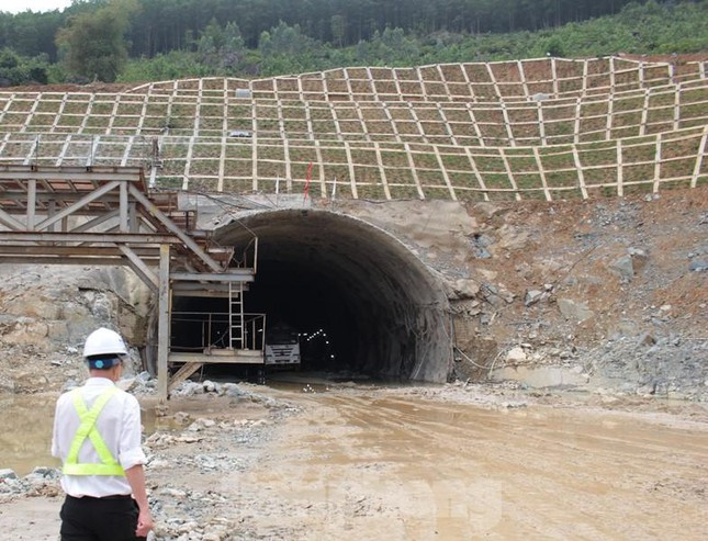 Theo tiến độ đặt ra, hầm Thung Thi sẽ hoàn thành vào tháng 12/2022, tuy nhiên Ban Quản lý dự án thành phần cao tốc đoạn Mai Sơn - QL45, Ban Quản lý dự án Thăng Long, Bộ GTVT (chủ đầu tư) và Tập đoàn Đèo Cả (nhà thầu) đang phấn đấu vượt tiến độ 3 tháng - hoàn thành tháng 9/2022.