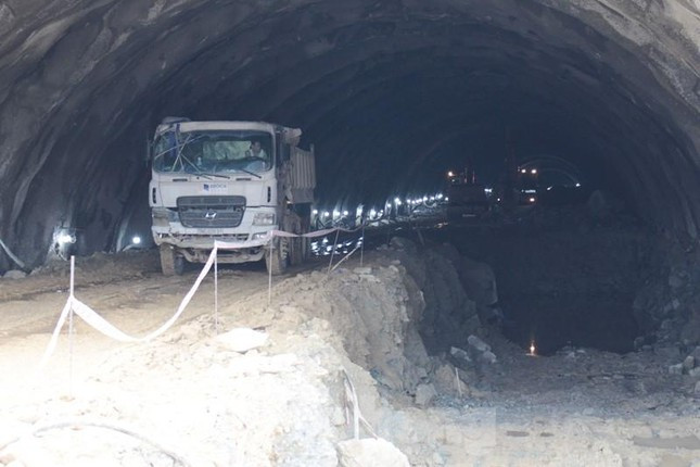 Sau khi khoan thông 2 đường hầm, hiện các đơn vị đang tiếp tục khoan mở rộng và đào hạ cốt hầm.