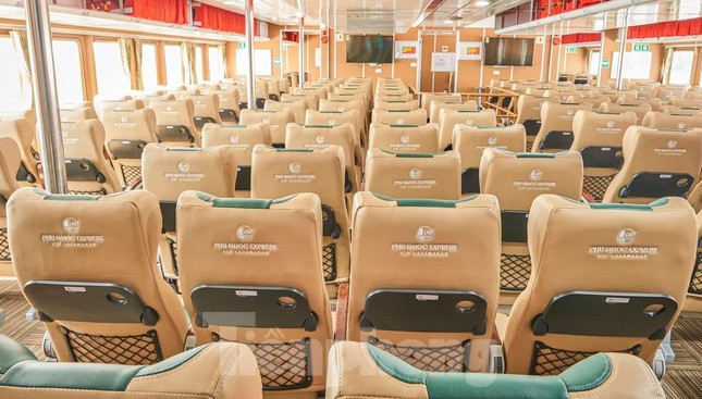 Tàu có 3 khoang dành cho hành khách. Một khoang VIP, một khoang Deluxe và một khoang Eco.