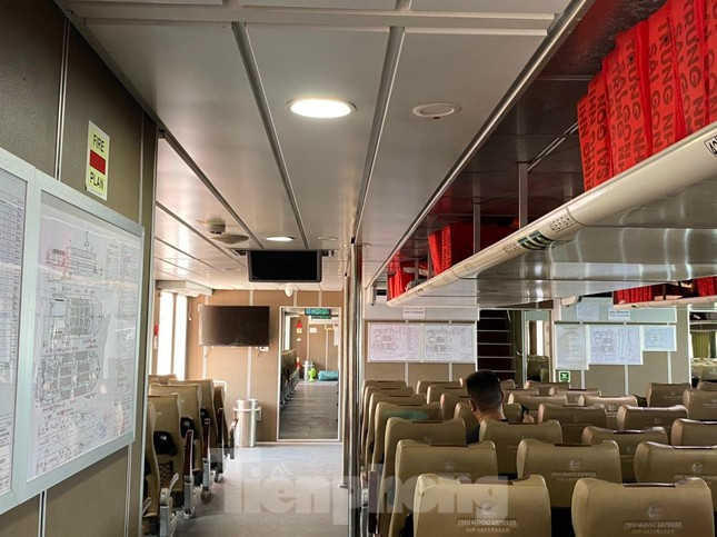 Bên trong tàu được trang bị nội thất sang trọng, thiết bị giải trí hiện đại.